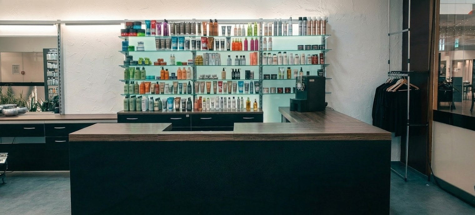 Die Regalwand in Sadiks Salon mit Haarpflegeprodukten